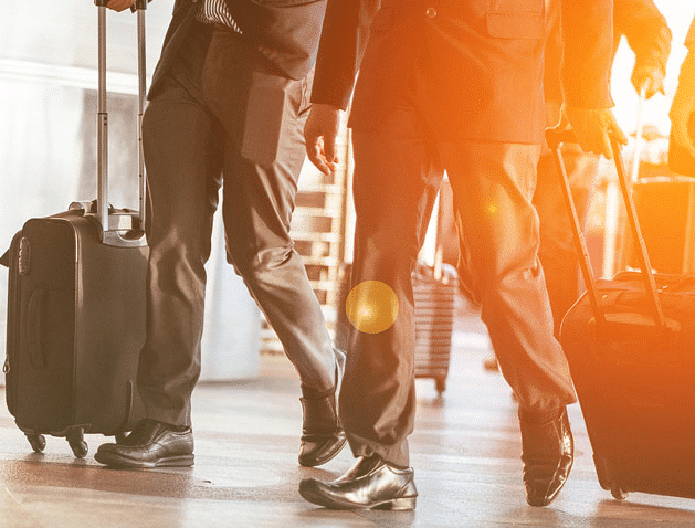 dos hombres en el aeropuerto